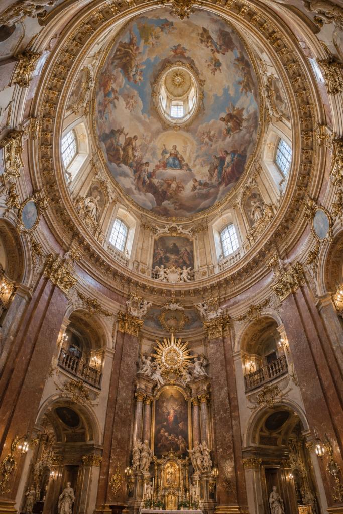 KI-Illustration eines barocken Kirchenraums mit bemalter Kuppel, vergoldeten Verzierungen und einem Altar.