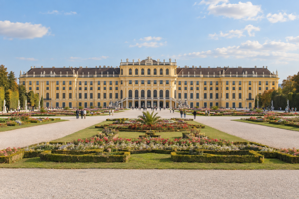 KI-generierte Ansicht der gelben Schlossfassade von Schönbrunn mit geometrischen Beeten und Kieswegen im Vordergrund.